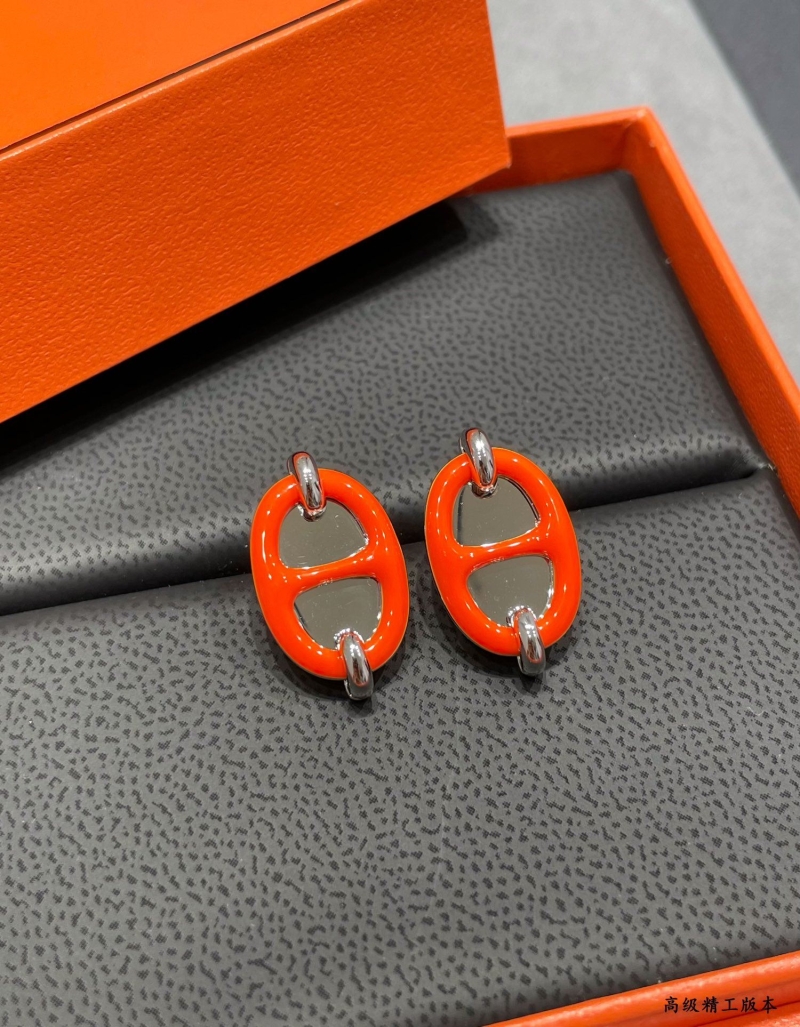 H**me5 earrings